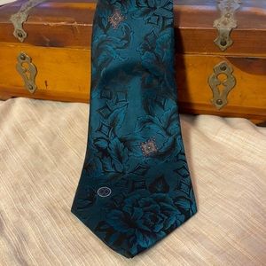 Halston III 95% polyester, 5% silk vintage tie
